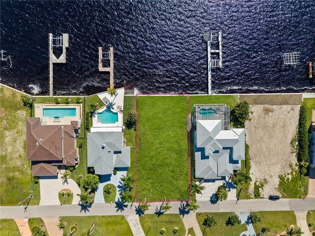 1020 Dolphin DR, Cape Coral, FL 33904