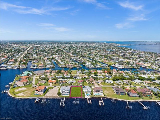 1020 Dolphin DR, Cape Coral, FL 33904