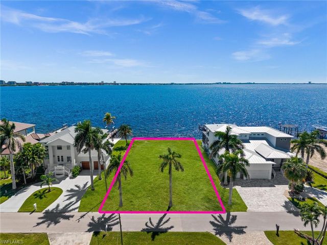 1020 Dolphin DR, Cape Coral, FL 33904