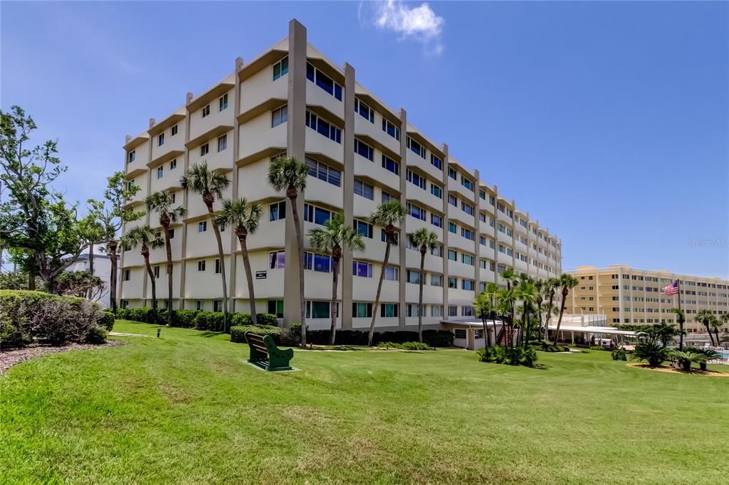Image 1 of property listing at 100 BLUFF VIEW DRIVE 208A, Belleair Bluffs, FL 33770