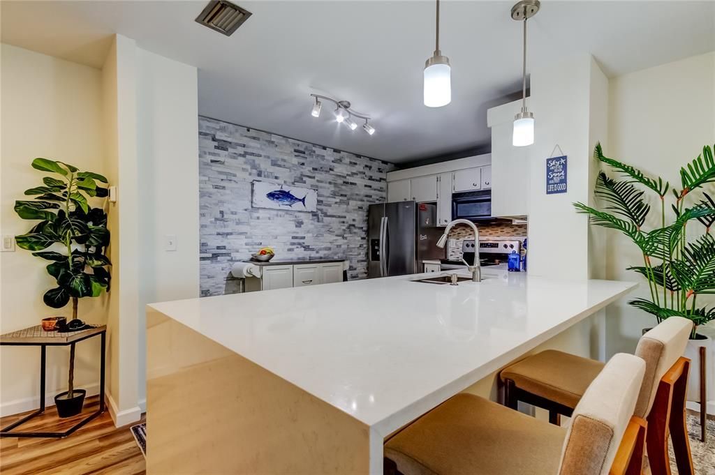 Image 4 of property listing at 100 BLUFF VIEW DRIVE 208A, Belleair Bluffs, FL 33770