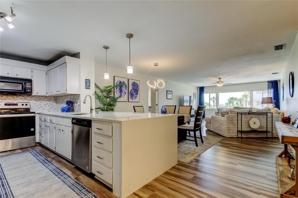 Image 5 of property listing at 100 BLUFF VIEW DRIVE 208A, Belleair Bluffs, FL 33770