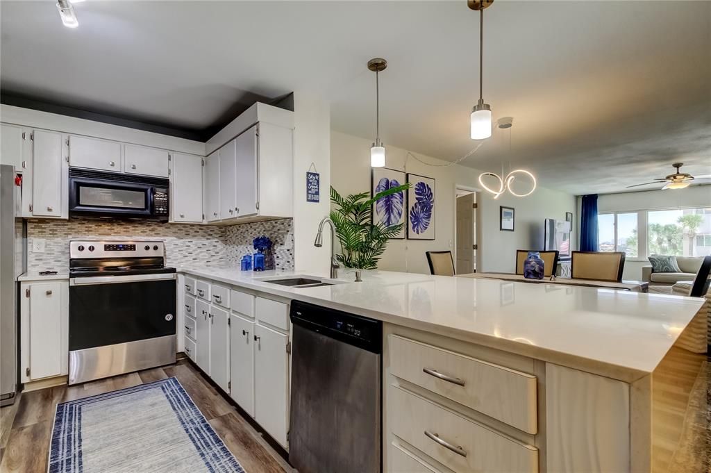 Image 6 of property listing at 100 BLUFF VIEW DRIVE 208A, Belleair Bluffs, FL 33770
