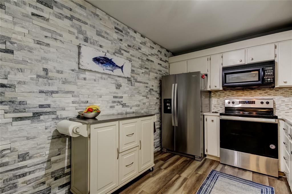 Image 7 of property listing at 100 BLUFF VIEW DRIVE 208A, Belleair Bluffs, FL 33770