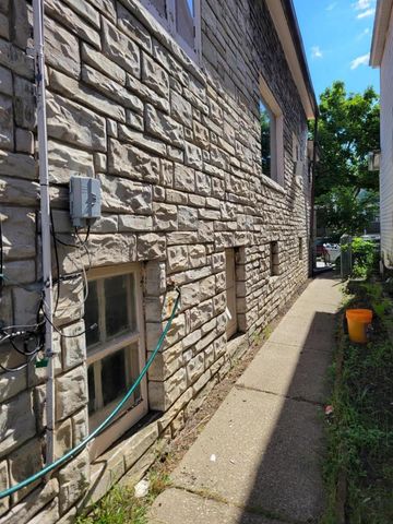2423 S 9th PLACE, Milwaukee, WI 53215