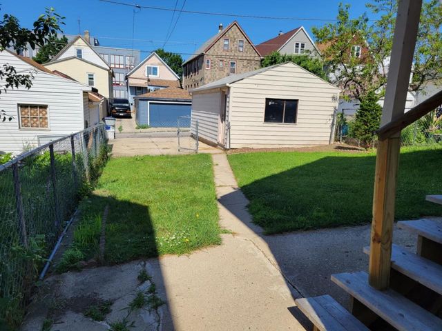 2423 S 9th PLACE, Milwaukee, WI 53215