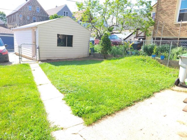 2423 S 9th PLACE, Milwaukee, WI 53215