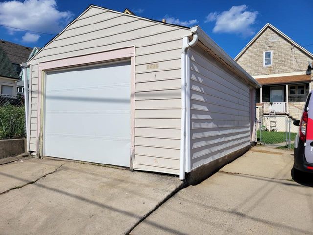 2423 S 9th PLACE, Milwaukee, WI 53215