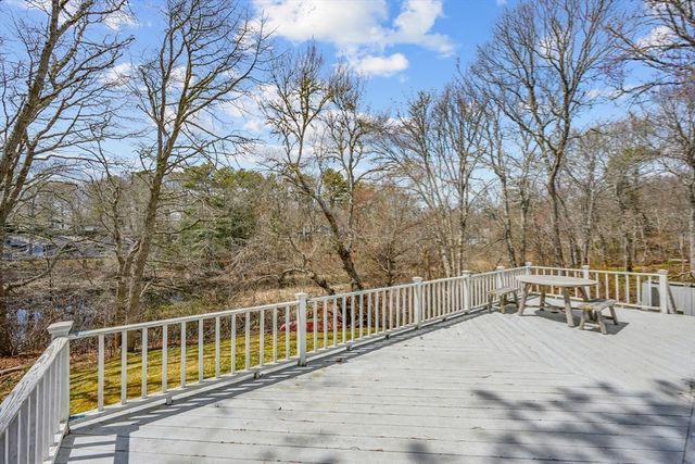 21 Uncatena Rd, Mashpee, MA 02649