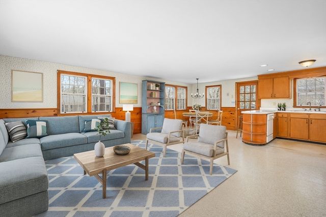 21 Uncatena Rd, Mashpee, MA 02649