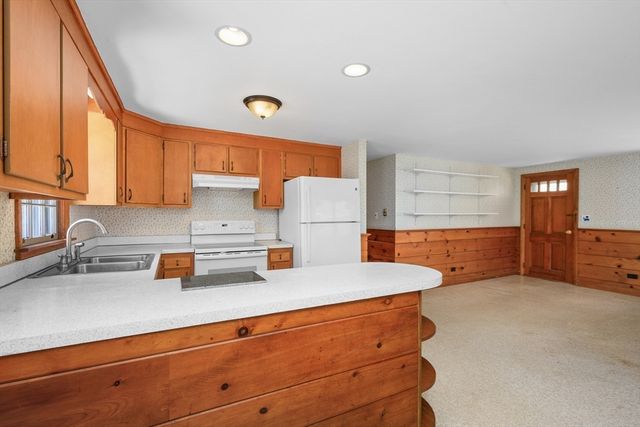 21 Uncatena Rd, Mashpee, MA 02649
