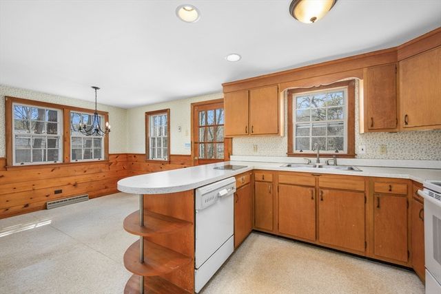 21 Uncatena Rd, Mashpee, MA 02649