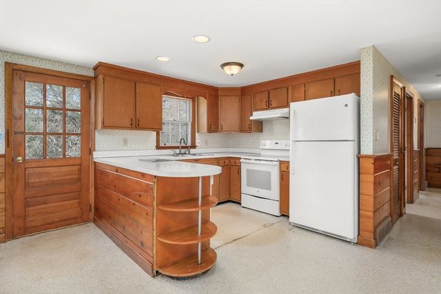 21 Uncatena Rd, Mashpee, MA 02649