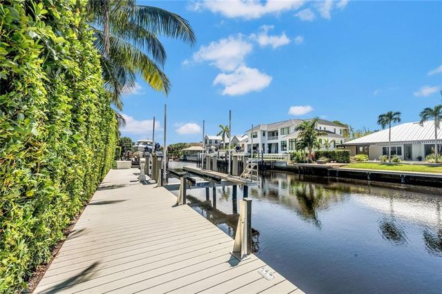 556 17th AVE S, Naples, FL 34102