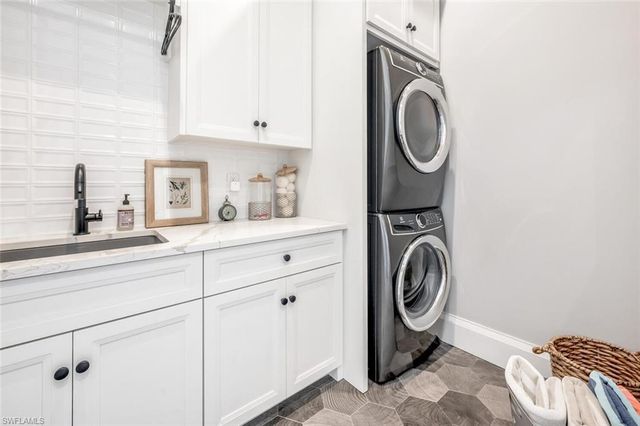 556 17th AVE S, Naples, FL 34102