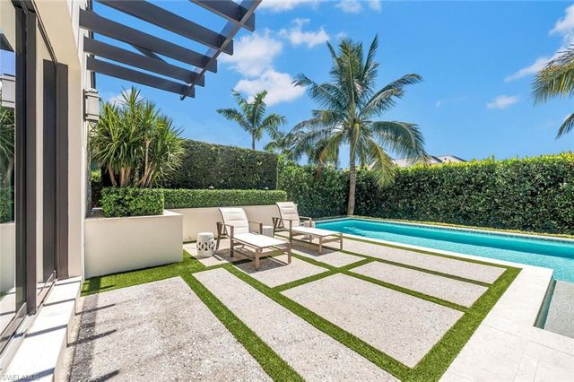 556 17th AVE S, Naples, FL 34102