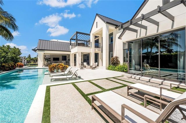 556 17th AVE S, Naples, FL 34102
