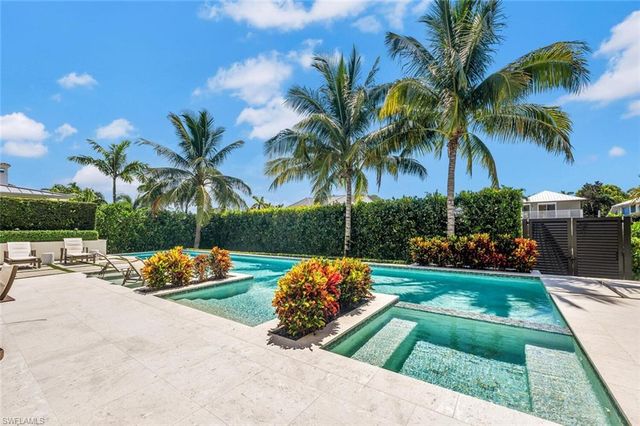 556 17th AVE S, Naples, FL 34102