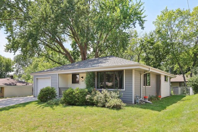 622 Greenmeadow DRIVE, Waukesha, WI 53188