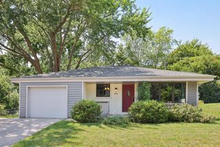 622 Greenmeadow DRIVE, Waukesha, WI 53188