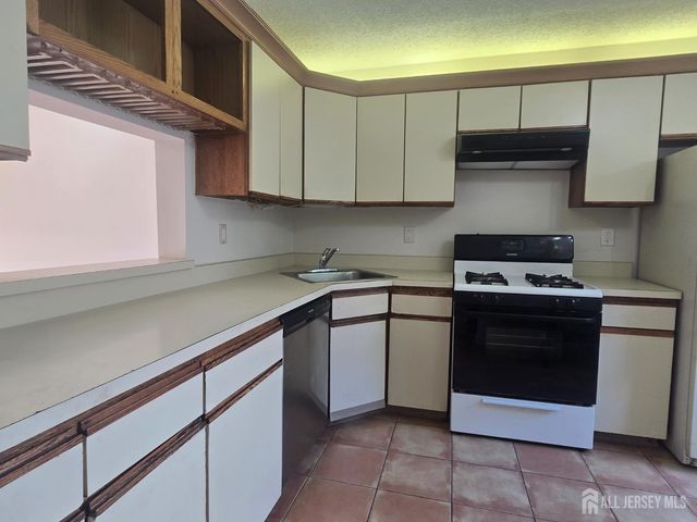 187 Hampshire Court, Piscataway, NJ 08854