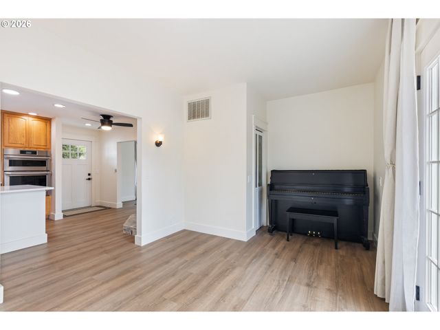 3730 AMBER Ln, Roseburg, OR 97471