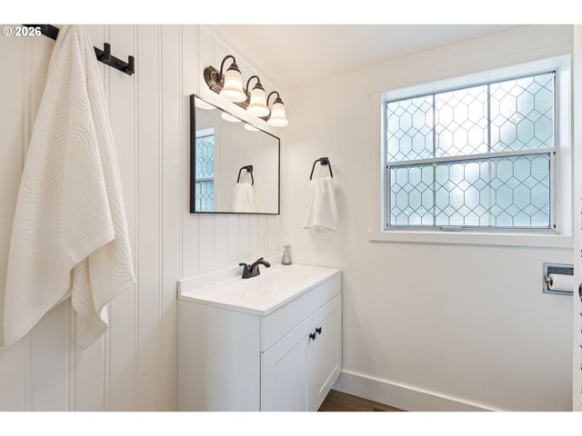 3730 AMBER Ln, Roseburg, OR 97471