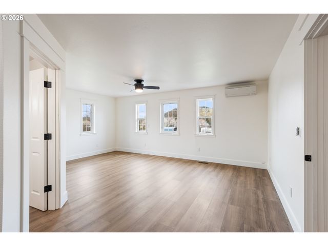 3730 AMBER Ln, Roseburg, OR 97471