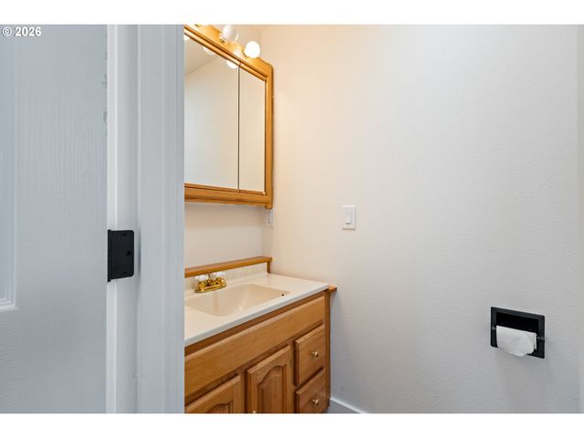 3730 AMBER Ln, Roseburg, OR 97471