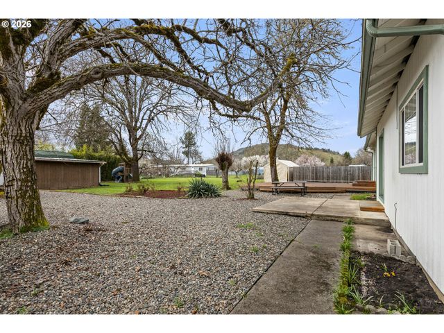 3730 AMBER Ln, Roseburg, OR 97471