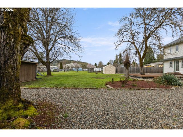 3730 AMBER Ln, Roseburg, OR 97471