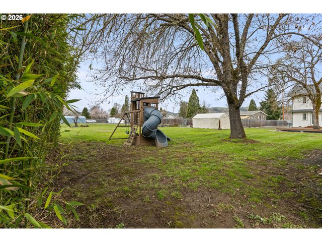 3730 AMBER Ln, Roseburg, OR 97471