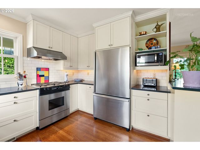 2600 Sw CRESTDALE Dr, Portland, OR 97225