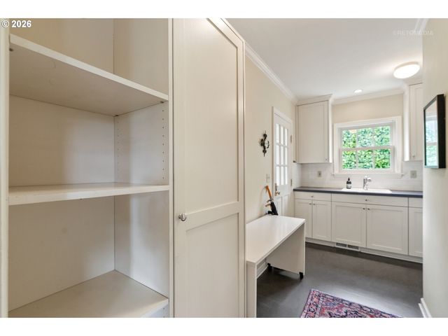 2600 Sw CRESTDALE Dr, Portland, OR 97225