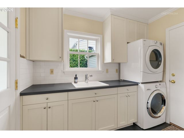 2600 Sw CRESTDALE Dr, Portland, OR 97225