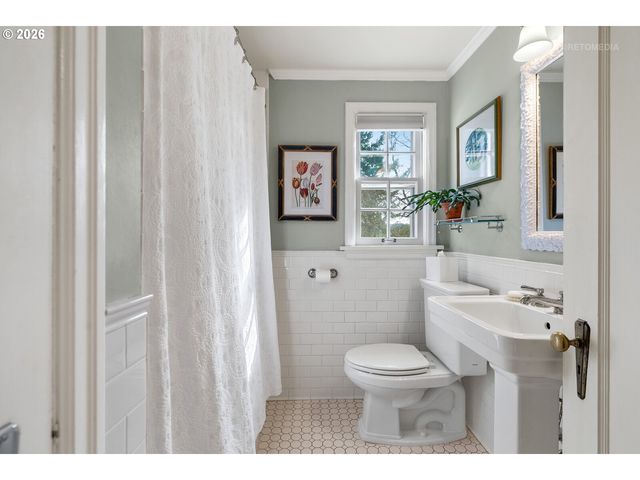 2600 Sw CRESTDALE Dr, Portland, OR 97225