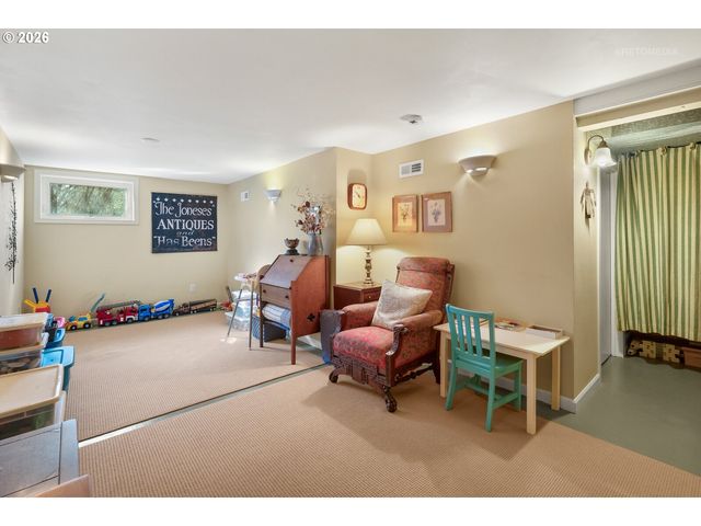 2600 Sw CRESTDALE Dr, Portland, OR 97225