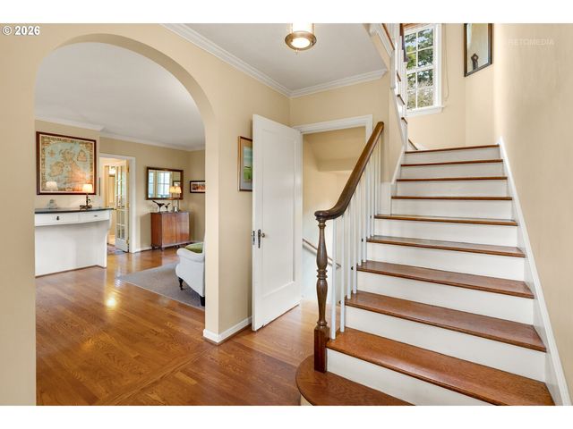 2600 Sw CRESTDALE Dr, Portland, OR 97225