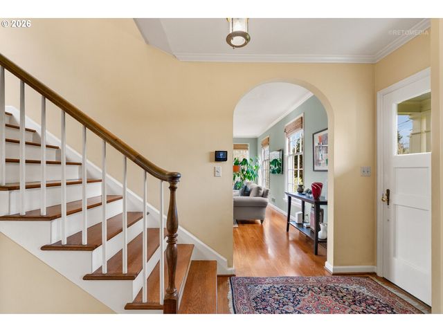 2600 Sw CRESTDALE Dr, Portland, OR 97225