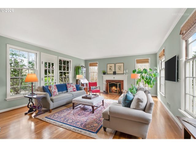 2600 Sw CRESTDALE Dr, Portland, OR 97225