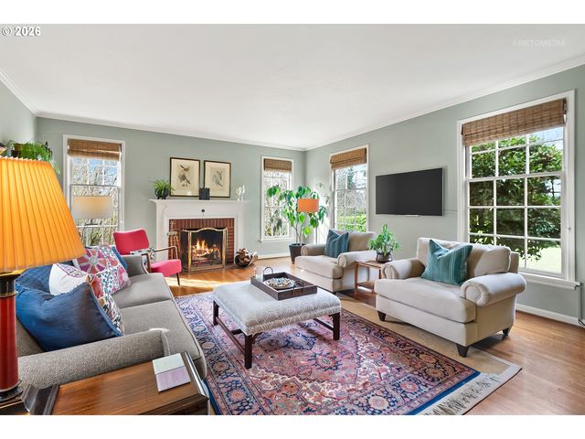 2600 Sw CRESTDALE Dr, Portland, OR 97225