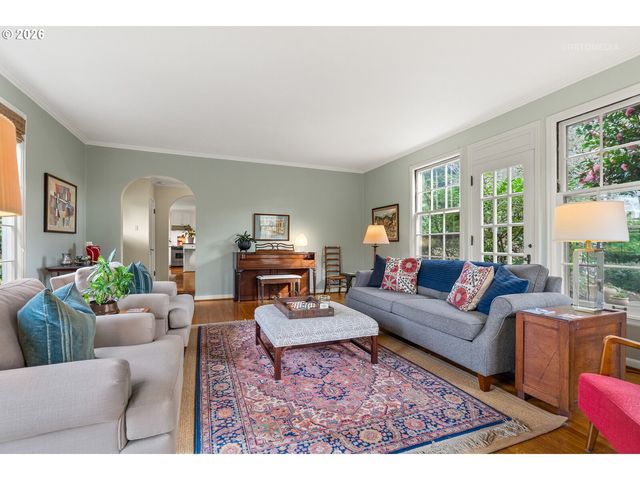 2600 Sw CRESTDALE Dr, Portland, OR 97225