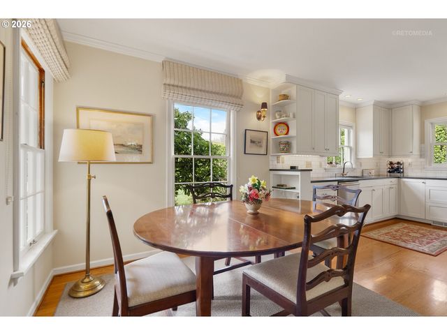 2600 Sw CRESTDALE Dr, Portland, OR 97225