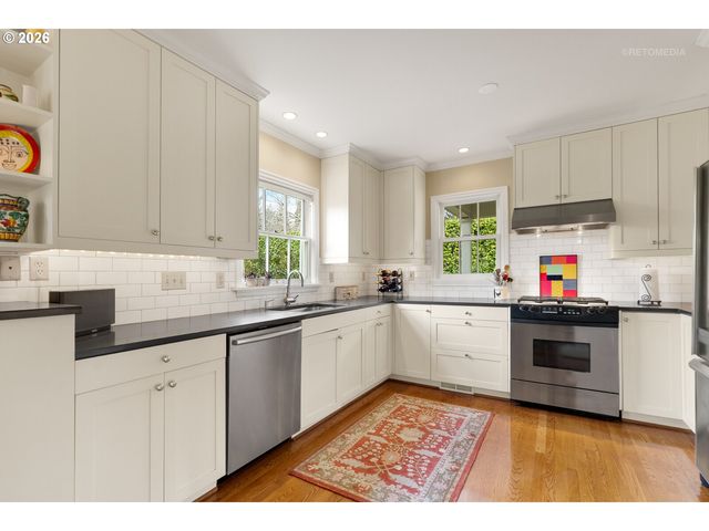 2600 Sw CRESTDALE Dr, Portland, OR 97225