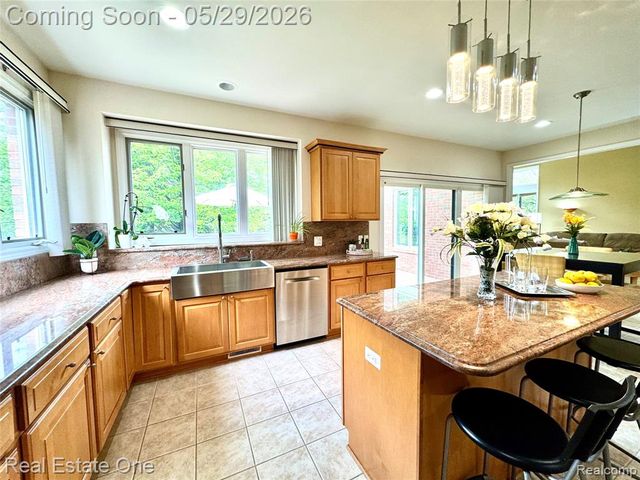 1215 Letica Drive, Rochester, MI 48307