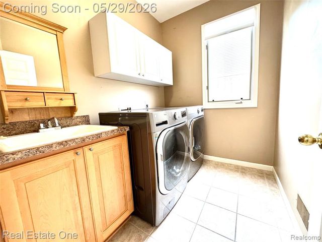 1215 Letica Drive, Rochester, MI 48307