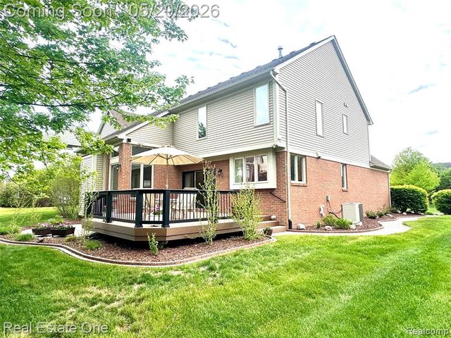 1215 Letica Drive, Rochester, MI 48307
