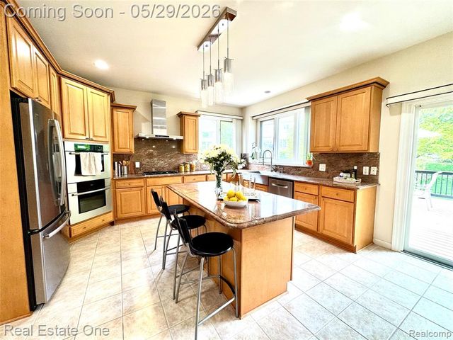 1215 Letica Drive, Rochester, MI 48307