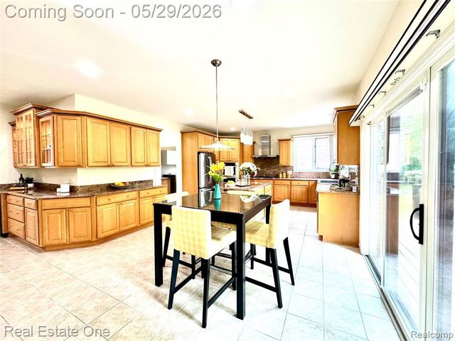 1215 Letica Drive, Rochester, MI 48307