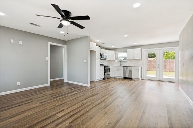 737 Cranbrook Lane, Grand Prairie, TX 75052